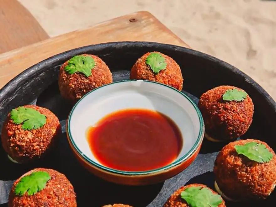 Bolinhos da casa recheados de costela suína, com molho barbecue