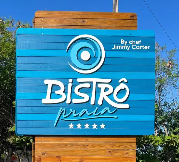 Placa azul da entrada: Bistrô Praia, by chef Jimmy Carter, cinco estrelas